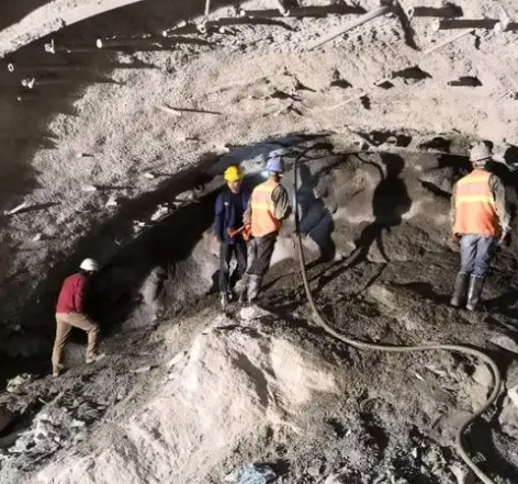 宣化拱顶带模注浆料的施工流程及注意事项